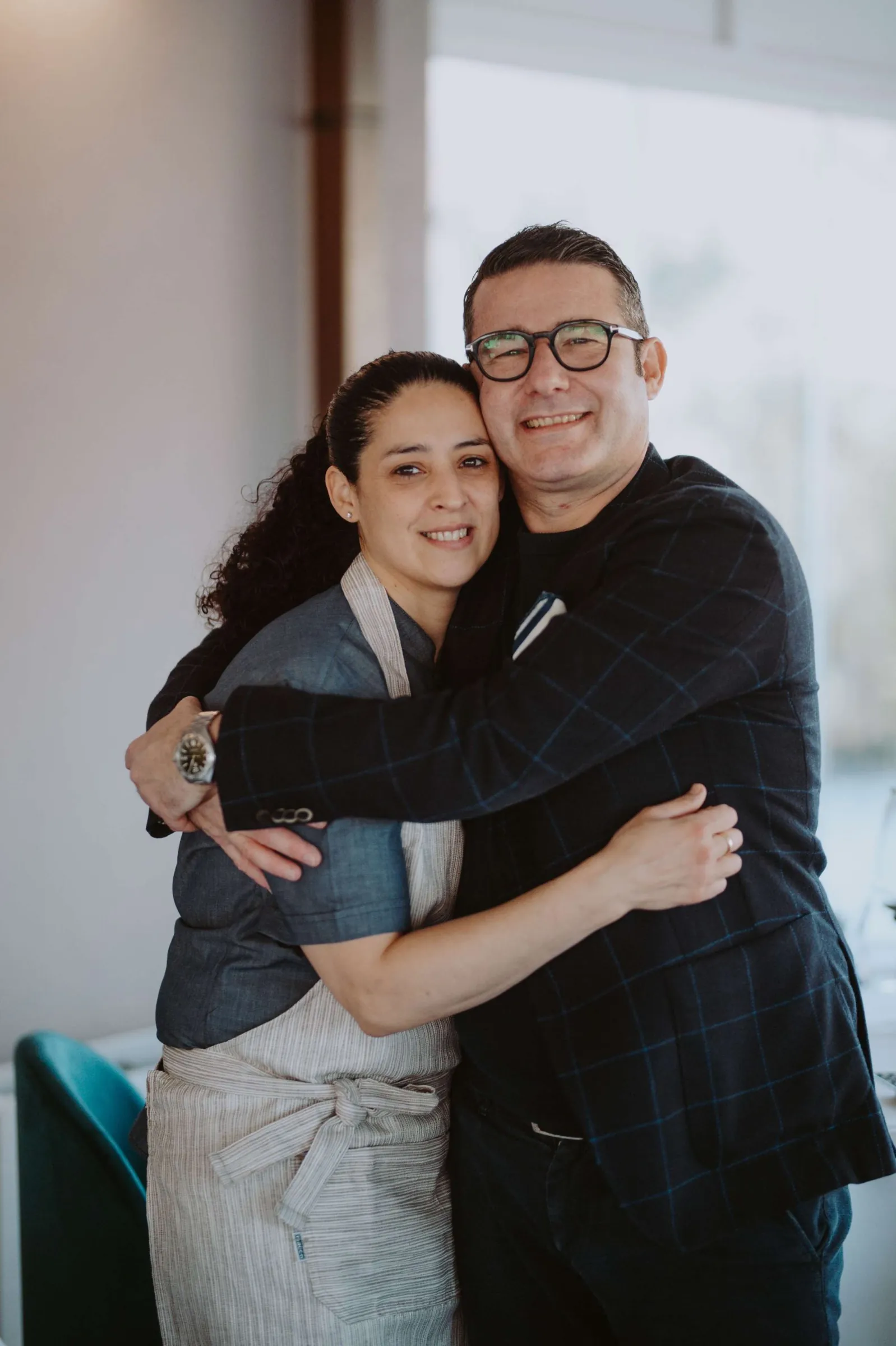 Fabio e Naty abbracciati nella sala del ristorante