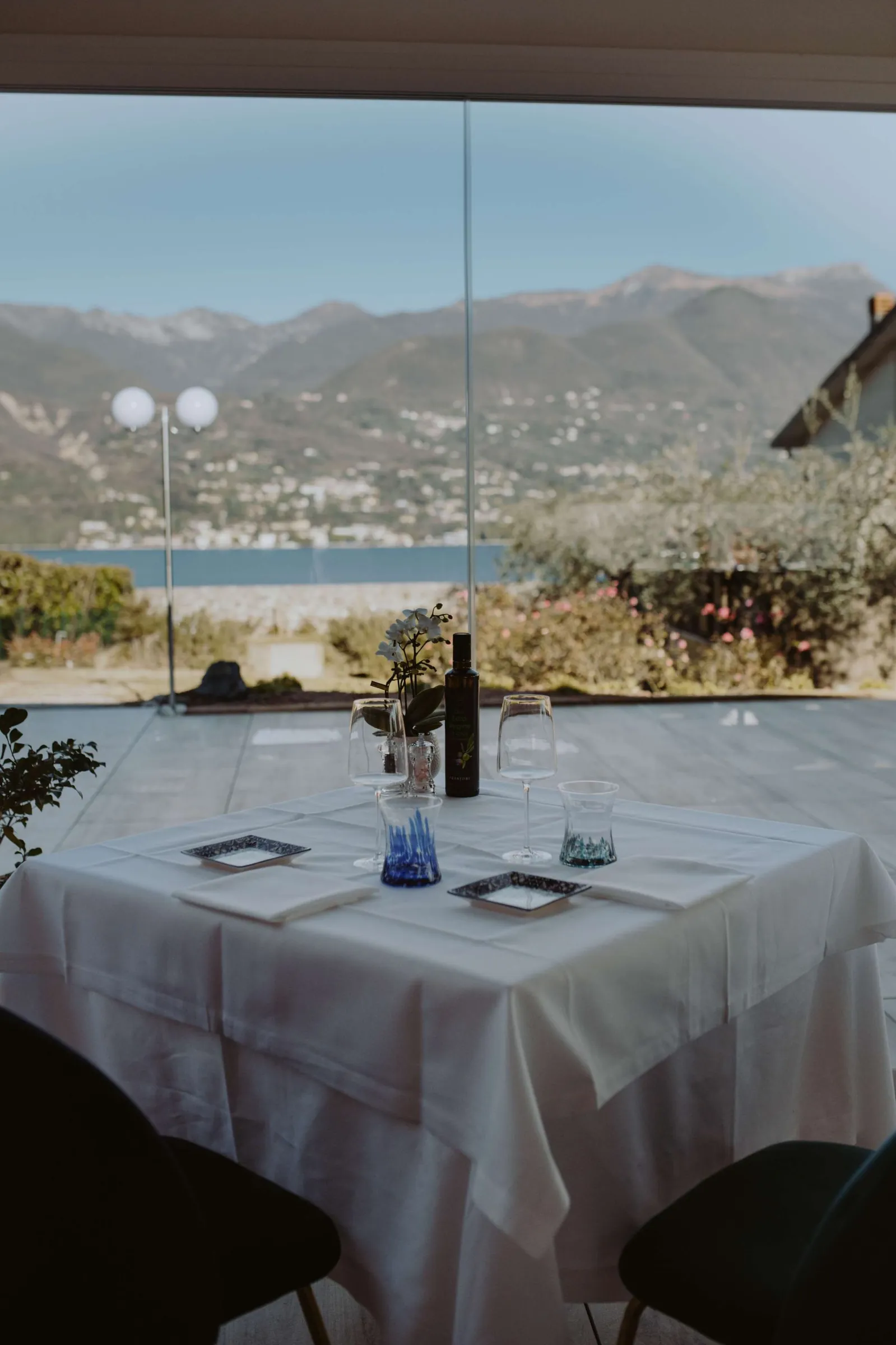 La sala apparecchiata con le vetrate aperte sul Lago di Garda